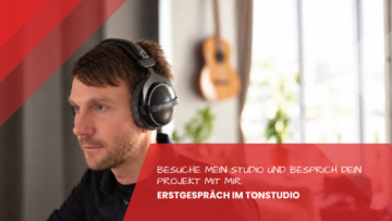 Fabian Guenther mit Kopfhoerern beim Erstgespraech am Fenster