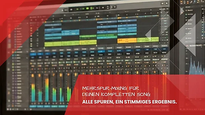 Blick auf Kanalzuege mit Fadern und Pegelanzeigen sowie Frequenzanalyse an zwei Bildschirmen, Online Mixing und Mastering im Tonstudio Leipzig