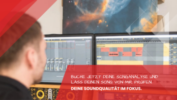 Musikproduzent betrachtet Songwellenform auf zwei Bildschirmen, professionelle Songanalyse und Feedback zu Mix und Mastering