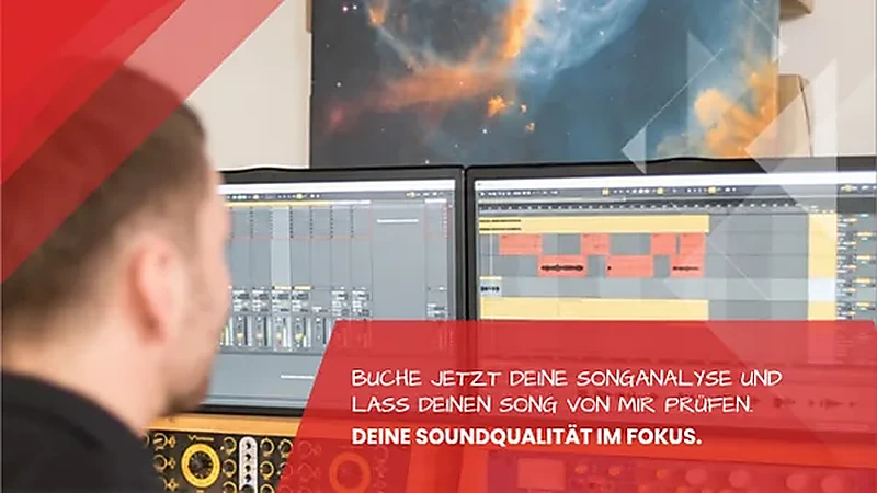 Musikproduzent betrachtet Songwellenform auf zwei Bildschirmen, professionelle Songanalyse und Feedback zu Mix und Mastering