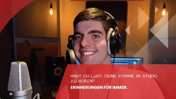 Gesangsaufnahme im Tonstudio Leipzig: Sänger mit Kopfhörern am Großmembranmikrofon