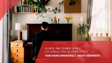 Klavierbegleitung für einen Song: Pianist am Klavier während der Aufnahme für das Tonstudio Leipzig