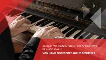 Haende spielen Klavier, Nahaufnahme Tasten mit Markenschriftzug H. Matz und Co, Tonstudio Leipzig