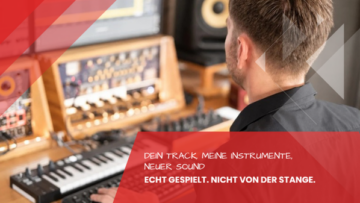 Musiker von hinten am Keyboard vor Mischpult und Studiomonitor, virtuelle Instrumente fuer den Song programmiert statt gekauft