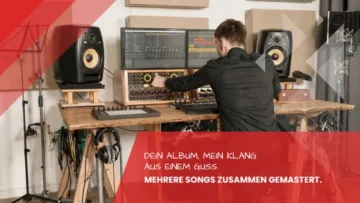Musikproduzent von hinten an einem Doppelmonitor-Arbeitsplatz mit zwei Studiomonitoren, Album- und EP-Mastering im Tonstudio Leipzig