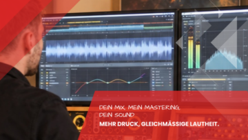 Blick auf Lautheits- und Frequenzanalyse an zwei Bildschirmen mit analogem Outboard-Rack, DJ-Mix-Mastering im Tonstudio Leipzig