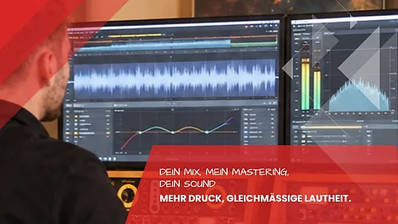 Blick auf Lautheits- und Frequenzanalyse an zwei Bildschirmen mit analogem Outboard-Rack, DJ-Mix-Mastering im Tonstudio Leipzig