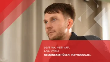 Fabian im Seitenprofil im Videocall, konzentriert beim gemeinsamen Anhoeren eines Mixes, Live-Mix-Coaching im Tonstudio Leipzig