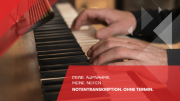 Notentranskription im Tonstudio Leipzig: Fabian Guenther spielt beidhaendig Klavier, Nahaufnahme beider Haende auf der Klaviatur
