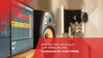Zwei Bildschirme zeigen eine rote und gelbe Wellenform in der DAW waehrend der Referenztrack-Mixanalyse, im Hintergrund Studiomonitor und Mikrofon mit Popschutz, Tonstudio Leipzig