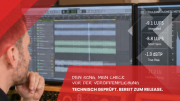 Konzentrierter Blick auf Lautheitsmessung und Wellenform am Bildschirm, technische Pruefung vor der Veroeffentlichung im Tonstudio Leipzig