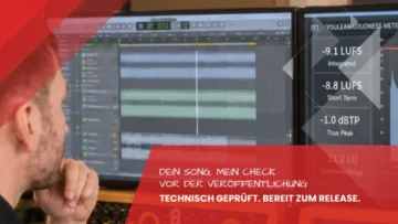 Konzentrierter Blick auf Lautheitsmessung und Wellenform am Bildschirm, technische Pruefung vor der Veroeffentlichung im Tonstudio Leipzig