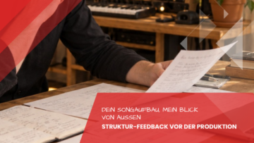 Haende blaettern durch handschriftliche Songstruktur-Notizen und einen Reim-/Strukturplan auf dem Schreibtisch, Songdoctoring im Tonstudio Leipzig