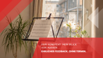 Songtext-Feedback im Tonstudio Leipzig: Notenstaender mit Notenblatt am Fenster im Kreativraum