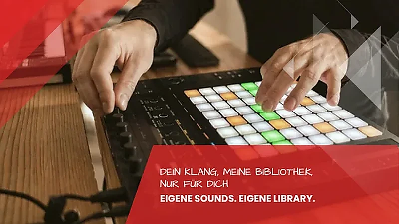 Zwei Haende spielen auf einem beleuchteten Pad-Controller mit gruenen und orangen Feldern, individuelle Sound-Libraries und Sample-Packs